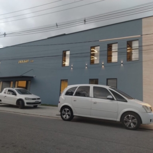 Ampla fachada de um salão de festa bem iluminado e charmoso