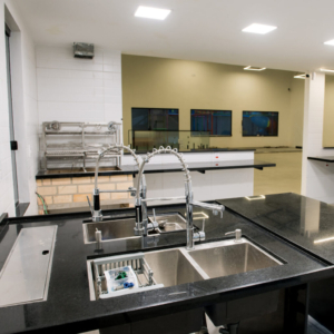 cozinha de salão de festas com vista para área de brinquedos infantis para festa infantil