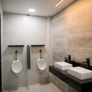 banheiro masculino de salão de festas com duas pias