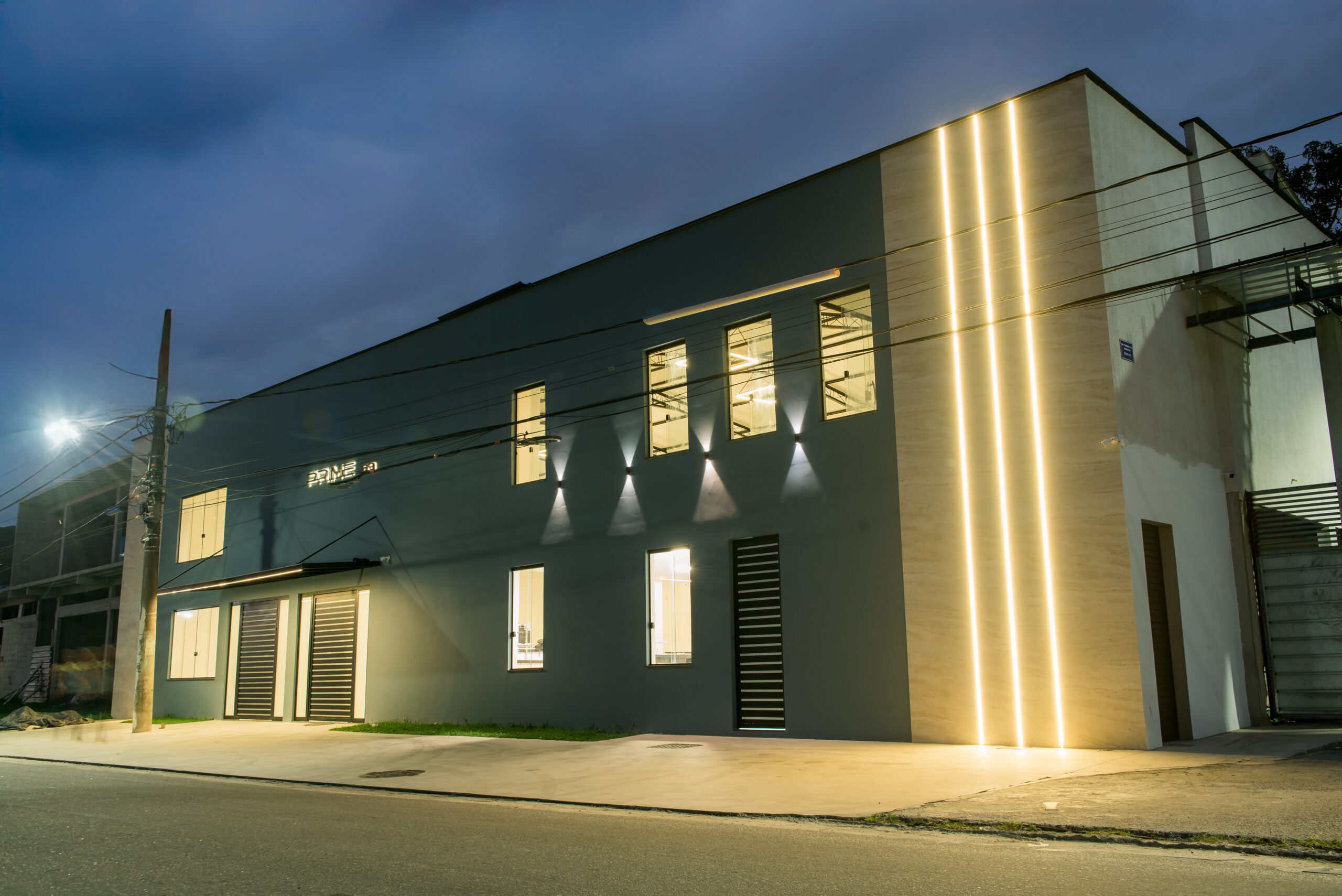 Imagem da fachada iluminada do salão de festa grande em guaratiba para festa infantil, casamento, aniversário, evento
