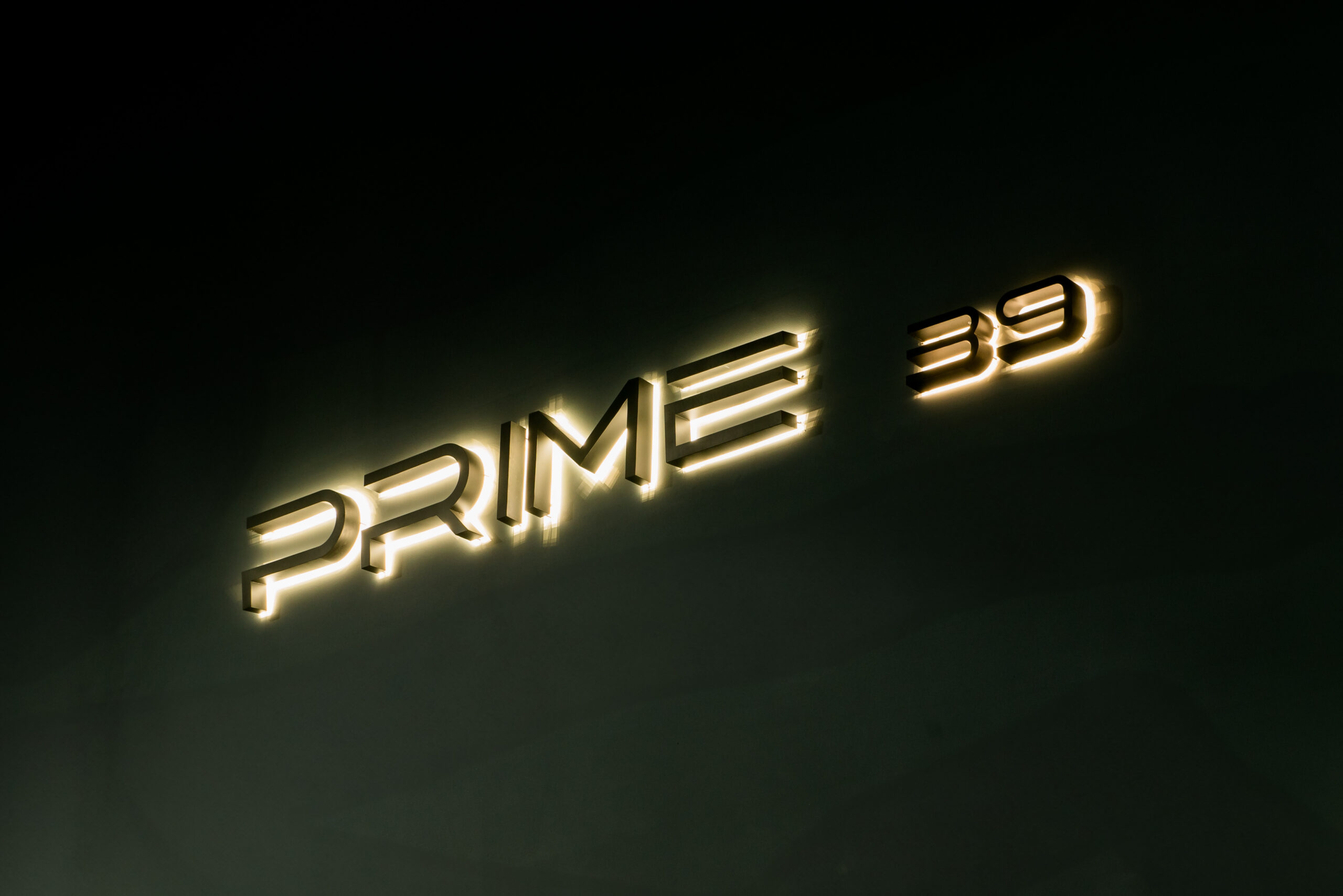 Fachada de um grande salão de festa com iluminação quente e janelas amplas. aluguel de salão de festas infantil, casamento, aniversário em campo grande, guaratiba, magarça, zona oeste do rio de janeiro. Salão de Festas